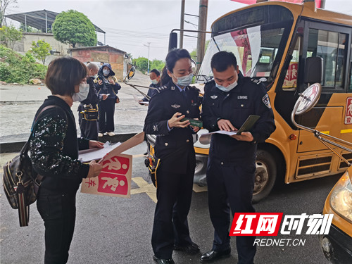 桂陽交警開設(shè)綠色通道 為全縣校車集中“體檢” 桂陽交警開設(shè)綠色通道 為全縣校車集中“體檢”