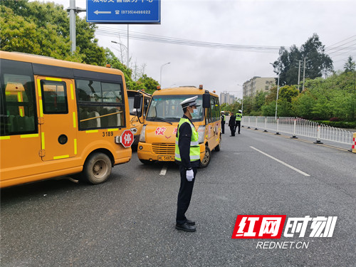 桂陽交警開設(shè)綠色通道 為全縣校車集中“體檢” 桂陽交警開設(shè)綠色通道 為全縣校車集中“體檢”