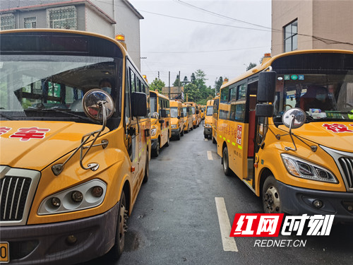 桂陽交警開設(shè)綠色通道 為全縣校車集中“體檢” 桂陽交警開設(shè)綠色通道 為全縣校車集中“體檢”