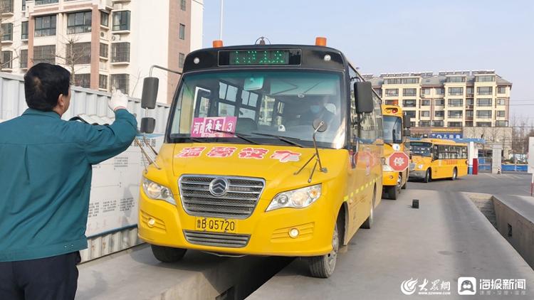 膠州溫馨校車安全防疫雙保險 迎接學(xué)生返校復(fù)課