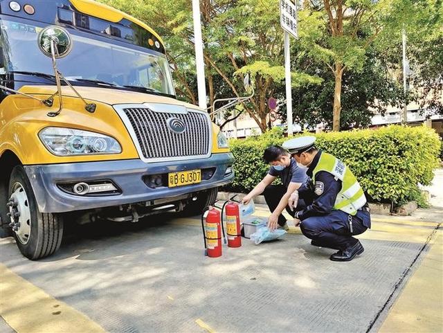 寶安交警 對校車各項安全設(shè)備“體檢” 寶安交警 對校車各項安全設(shè)備“體檢”