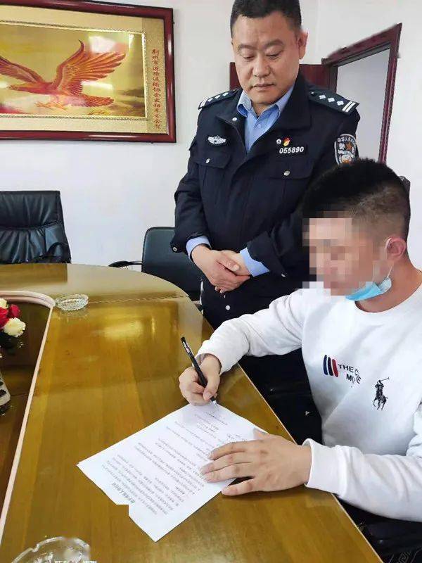 校車逆行“惹眾怒”，監(jiān)利交警依法查處！