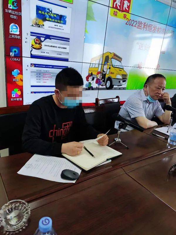 校車逆行“惹眾怒”，監(jiān)利交警依法查處！