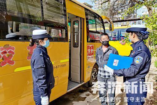 蘭州七里河交警大隊(duì)開展復(fù)學(xué)前校車交通安全檢查/ 蘭州七里河交警大隊(duì)開展復(fù)學(xué)前校車交通安全檢查