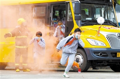 浙江湖州:學生進行校車應急逃生演練 浙江湖州:學生進行校車應急逃生演練