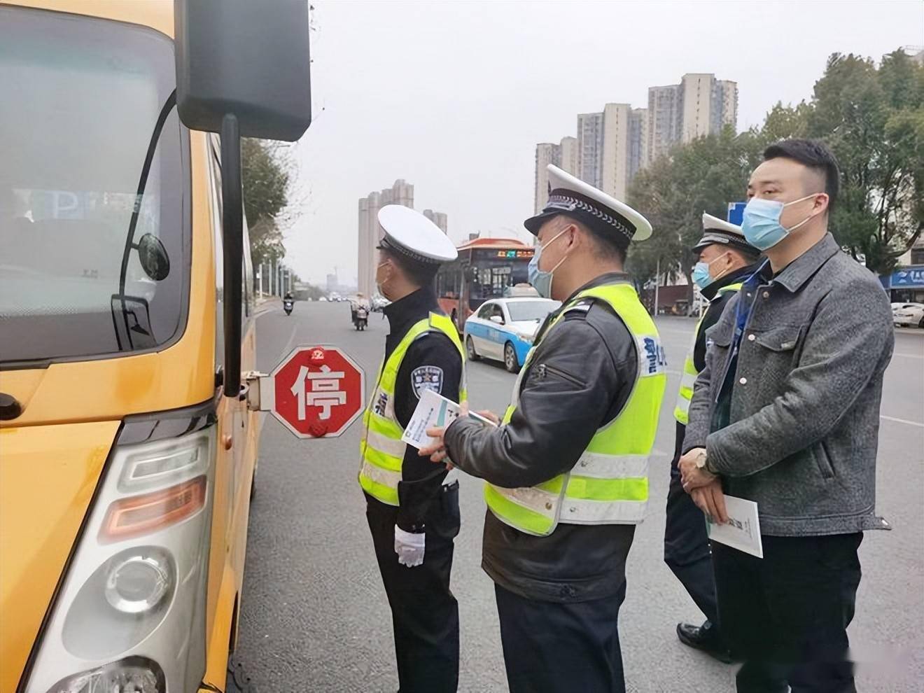 常德公安交警直屬二大隊(duì):開(kāi)展校車安全檢查 守護(hù)平安上學(xué)路 常德公安交警直屬二大隊(duì):開(kāi)展校車安全檢查 守護(hù)平安上學(xué)路