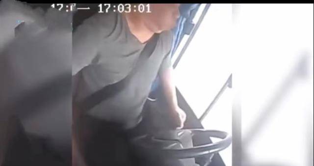 感動(dòng)！校車司機(jī)駕車時(shí)突發(fā)腦梗，倒下前拼盡最后力氣保全13名幼兒