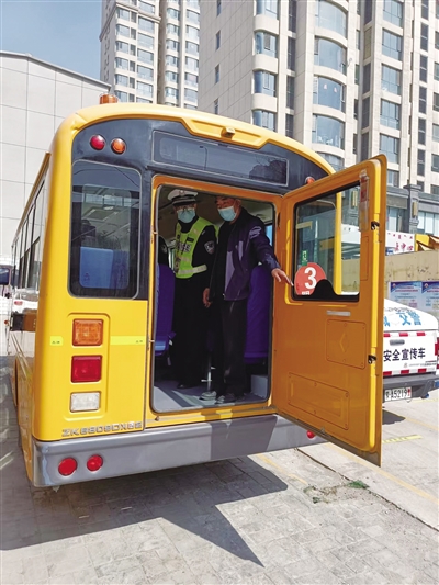 嚴(yán)把校車(chē)“體檢關(guān)”護(hù)航學(xué)生平安路 嚴(yán)把校車(chē)“體檢關(guān)”護(hù)航學(xué)生平安路