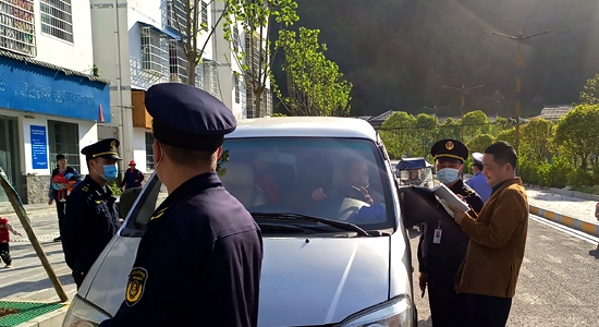 武陵源區(qū):加強(qiáng)校車(chē)“體檢” 筑牢安全“防線” 2239826b681e524d6f450cda24ca169.jpg