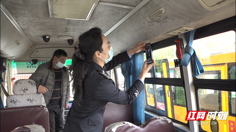 桂陽縣交警大隊:為校車“體檢” 確保學(xué)生安全出行 桂陽縣交警大隊:為校車“體檢” 確保學(xué)生安全出行