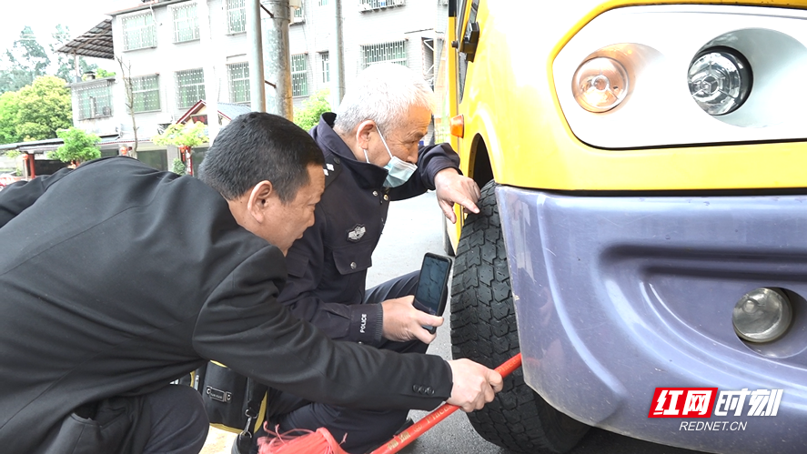 桂陽縣交警大隊:為校車“體檢” 確保學(xué)生安全出行 桂陽縣交警大隊:為校車“體檢” 確保學(xué)生安全出行