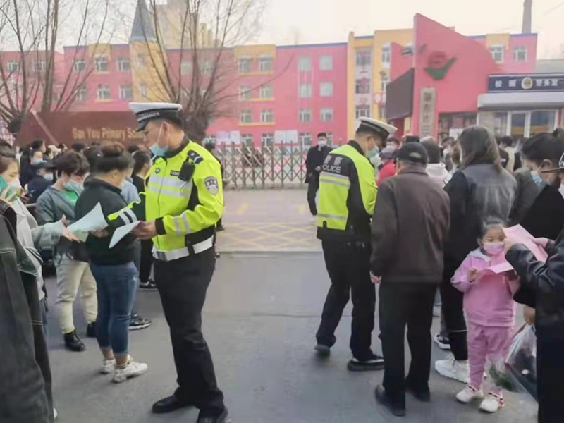 肇東交警大隊開展 “安全乘坐校車”宣傳活動 肇東交警大隊開展 “安全乘坐校車”宣傳活動