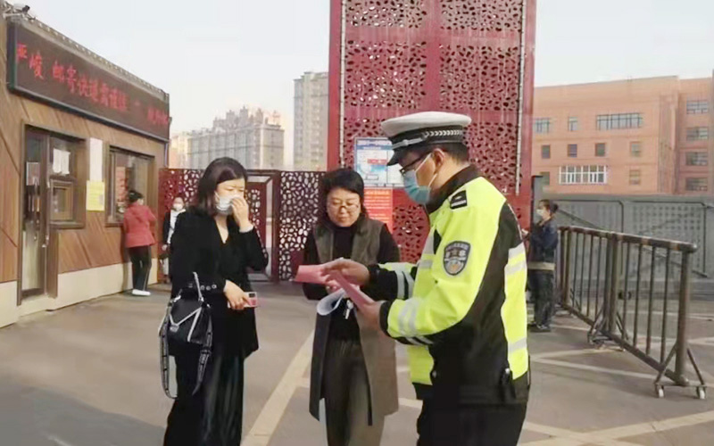 肇東交警大隊開展 “安全乘坐校車”宣傳活動 肇東交警大隊開展 “安全乘坐校車”宣傳活動