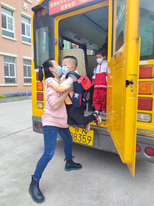 潛江市田家炳實(shí)驗(yàn)小學(xué)附屬幼兒園開展校車應(yīng)急疏散演練活動(dòng)/ 潛江市田家炳實(shí)驗(yàn)小學(xué)附屬幼兒園開展校車應(yīng)急疏散演練活動(dòng)