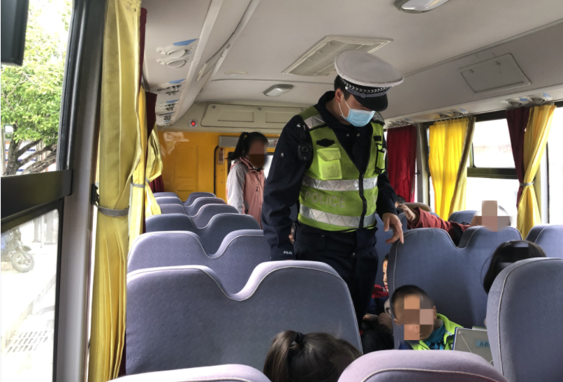 超員，校車司機(jī)準(zhǔn)駕不符……全州交警開展校車安全整治