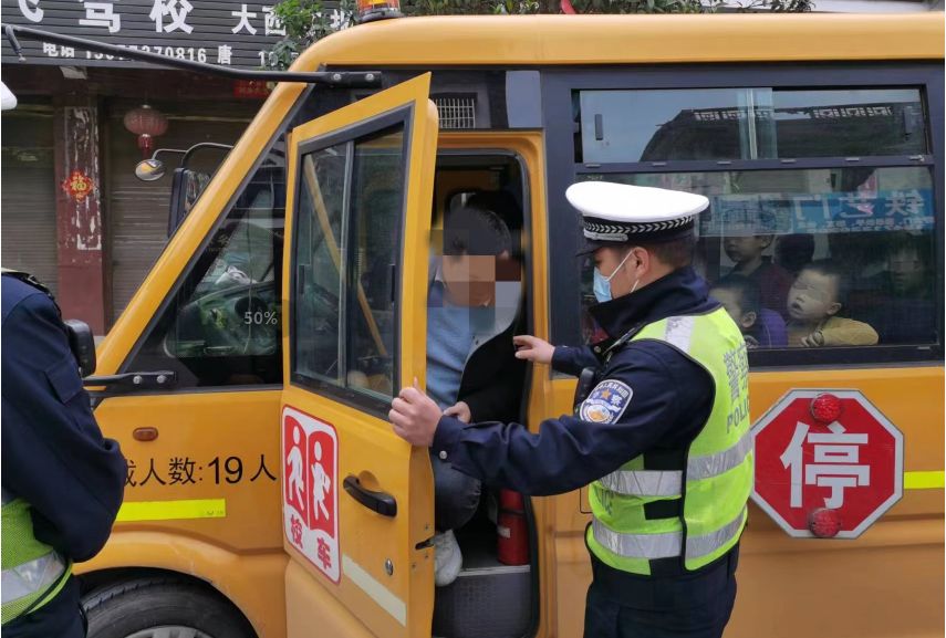 超員，校車司機(jī)準(zhǔn)駕不符……全州交警開展校車安全整治