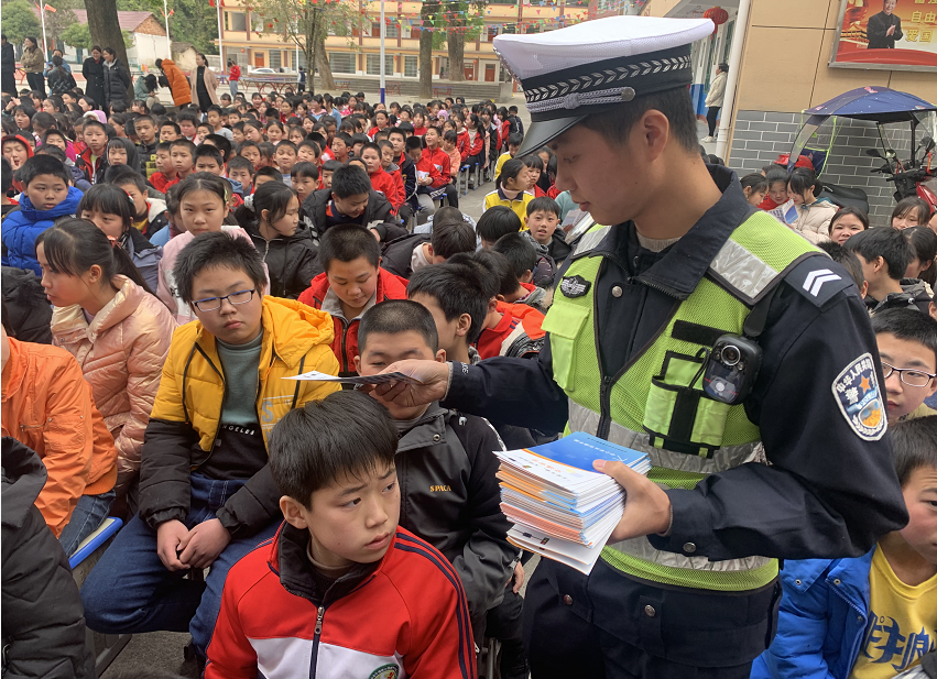 超員，校車司機(jī)準(zhǔn)駕不符……全州交警開展校車安全整治