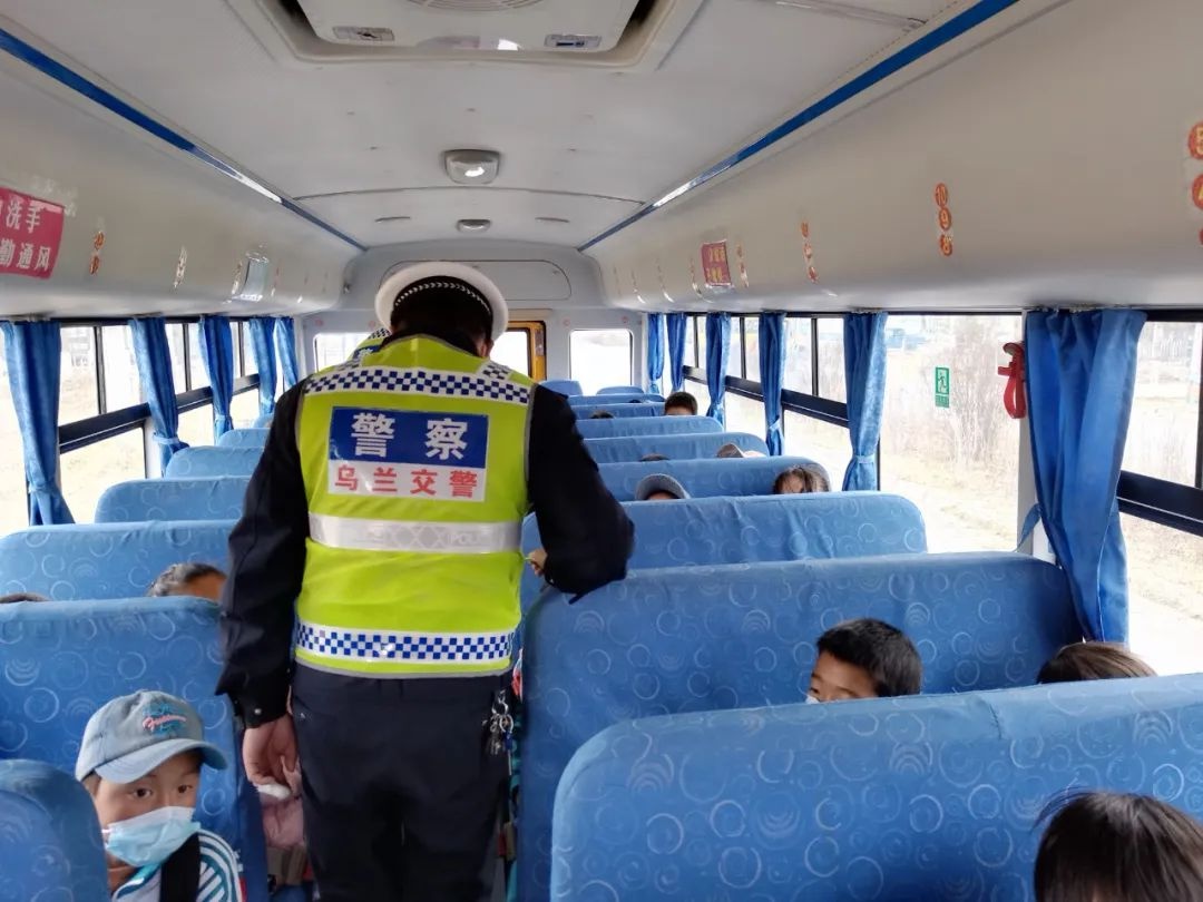 烏蘭交警對(duì)校車安全進(jìn)行突擊檢查/ 烏蘭交警對(duì)校車安全進(jìn)行突擊檢查
