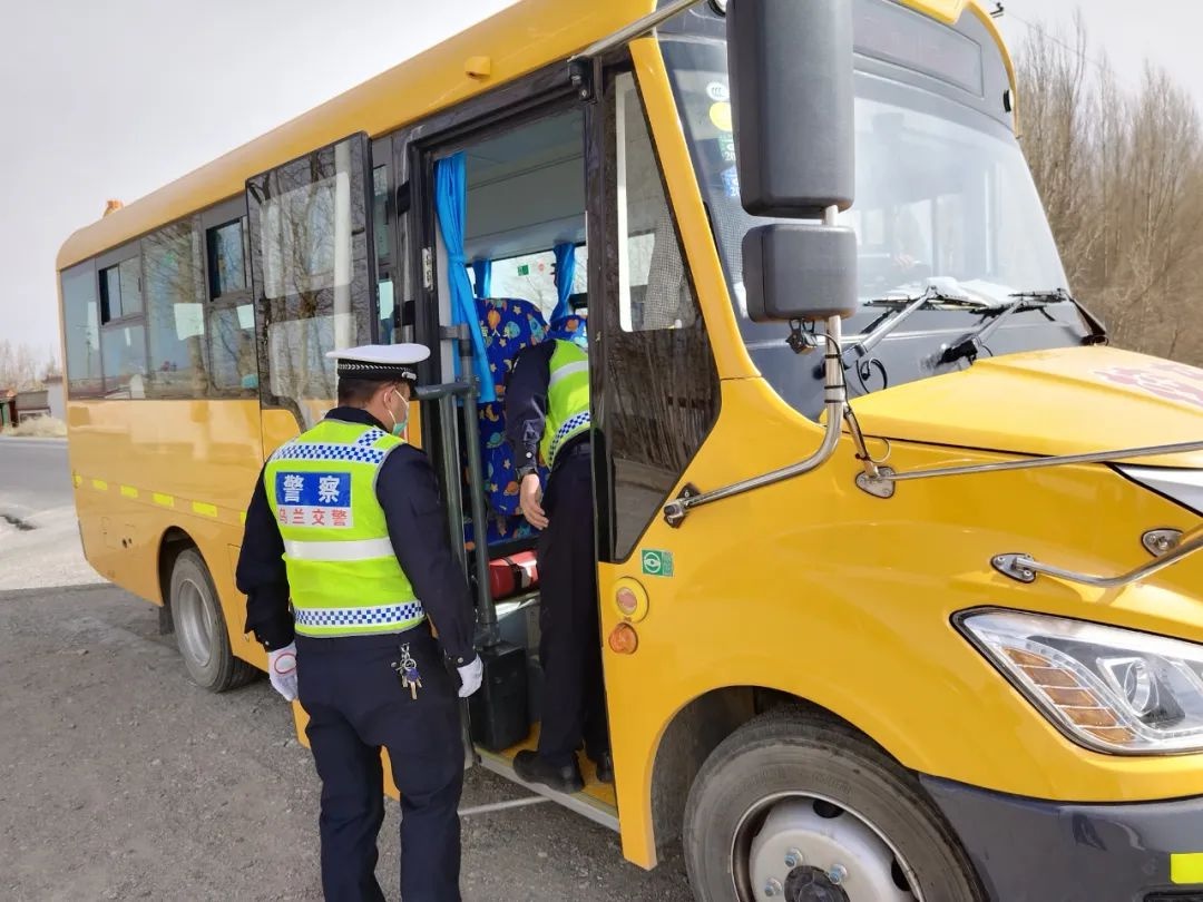 烏蘭交警對(duì)校車安全進(jìn)行突擊檢查/ 烏蘭交警對(duì)校車安全進(jìn)行突擊檢查