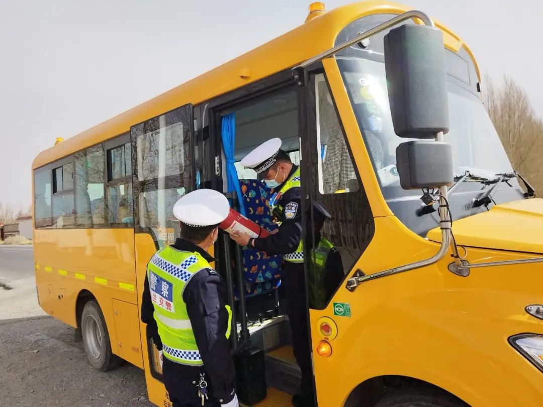 烏蘭交警對(duì)校車安全進(jìn)行突擊檢查/ 烏蘭交警對(duì)校車安全進(jìn)行突擊檢查