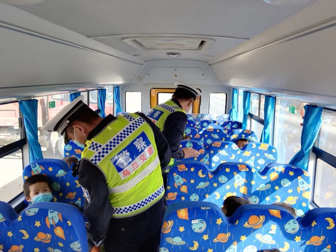 烏蘭交警對(duì)校車安全進(jìn)行突擊檢查/ 烏蘭交警對(duì)校車安全進(jìn)行突擊檢查