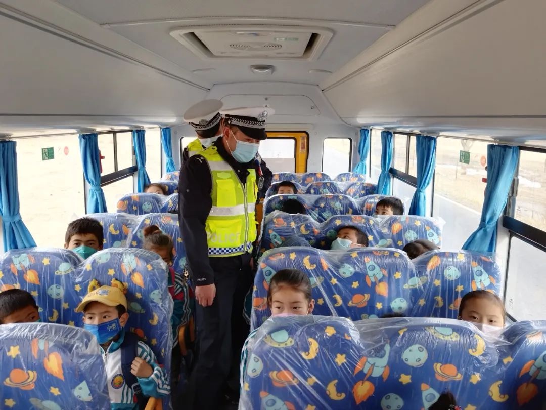 烏蘭交警對(duì)校車安全進(jìn)行突擊檢查/ 烏蘭交警對(duì)校車安全進(jìn)行突擊檢查