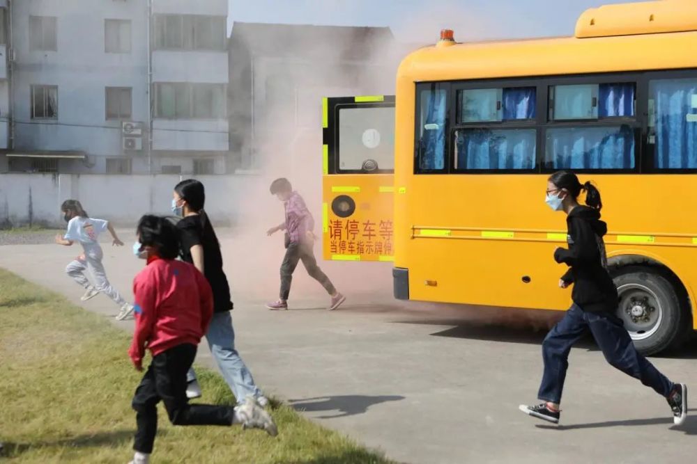 嵊州多部門(mén)協(xié)作，聯(lián)合開(kāi)展校車(chē)疫情防控暨突發(fā)事件應(yīng)急演練