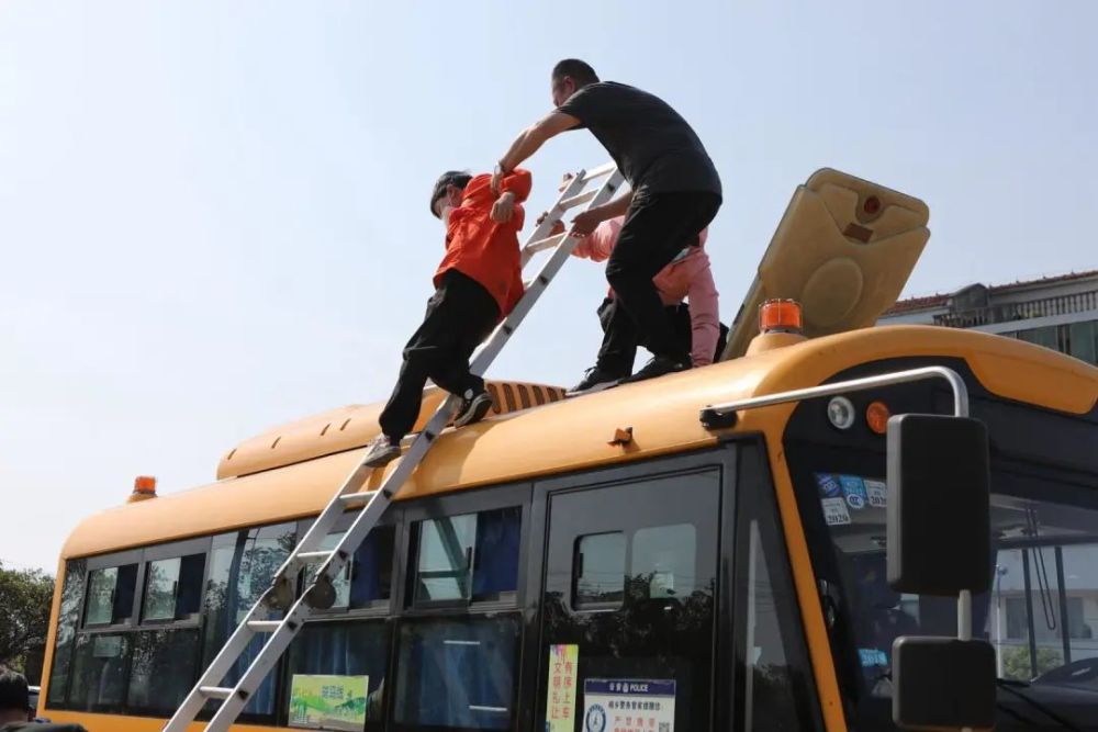 嵊州多部門(mén)協(xié)作，聯(lián)合開(kāi)展校車(chē)疫情防控暨突發(fā)事件應(yīng)急演練