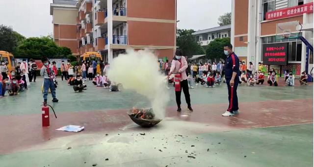 長沙縣果園鎮(zhèn)中心小學：開展校車應急疏散演練 確保學生乘車安全