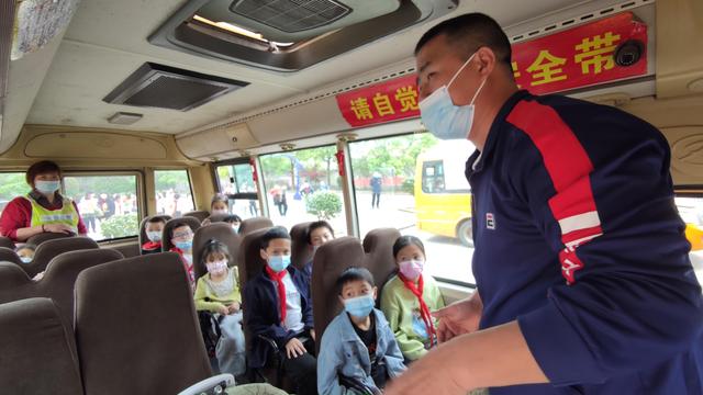 長沙縣果園鎮(zhèn)中心小學：開展校車應急疏散演練 確保學生乘車安全