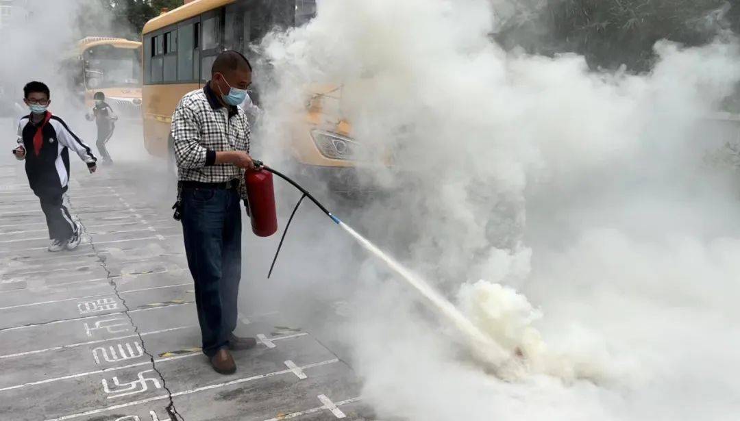 心系安全 平安乘車 ——諾亞舟惠州市惠城區(qū)惠外學(xué)校校車安全疏散演練活動 心系安全 平安乘車 ——諾亞舟惠州市惠城區(qū)惠外學(xué)校校車安全疏散演練活動