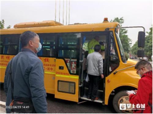 守護(hù)平安上學(xué)路官渡多部門(mén)聯(lián)合開(kāi)展校車(chē)安全大檢查/ 守護(hù)平安上學(xué)路官渡多部門(mén)聯(lián)合開(kāi)展校車(chē)安全大檢查