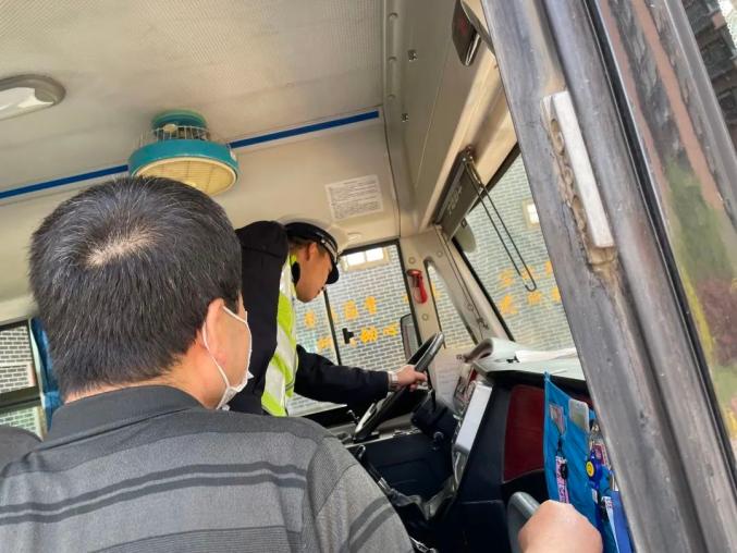 春雷行動|交警三大隊(duì)開展校車安全大檢查