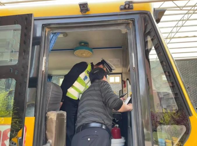 春雷行動|交警三大隊(duì)開展校車安全大檢查