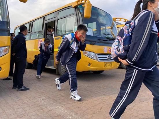 泰來縣克利鎮(zhèn)中心學(xué)校開展校車安全應(yīng)急演練/ 泰來縣克利鎮(zhèn)中心學(xué)校開展校車安全應(yīng)急演練