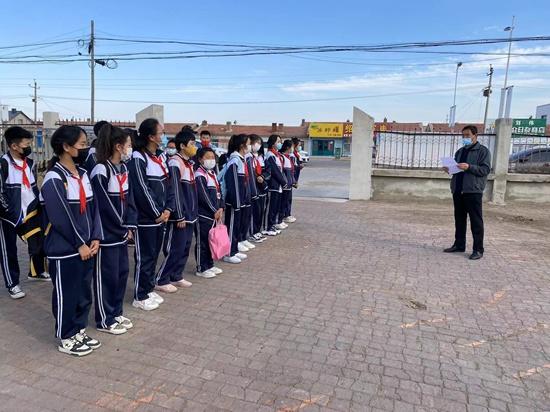 泰來縣克利鎮(zhèn)中心學(xué)校開展校車安全應(yīng)急演練/ 泰來縣克利鎮(zhèn)中心學(xué)校開展校車安全應(yīng)急演練