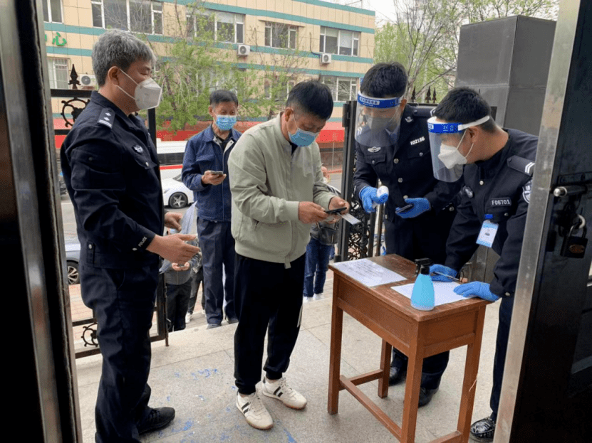 沈陽(yáng)交警為物流貨車(chē)、校車(chē)駕駛?cè)碎_(kāi)設(shè)線下審驗(yàn)業(yè)務(wù)專(zhuān)場(chǎng)