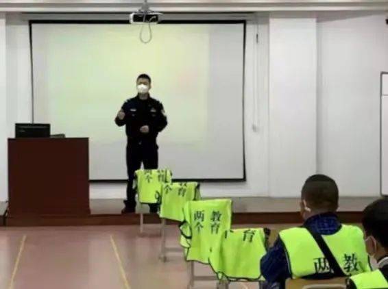 沈陽(yáng)交警為物流貨車(chē)、校車(chē)駕駛?cè)碎_(kāi)設(shè)線下審驗(yàn)業(yè)務(wù)專(zhuān)場(chǎng)