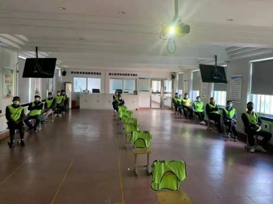 沈陽(yáng)交警為物流貨車(chē)、校車(chē)駕駛?cè)碎_(kāi)設(shè)線下審驗(yàn)業(yè)務(wù)專(zhuān)場(chǎng)