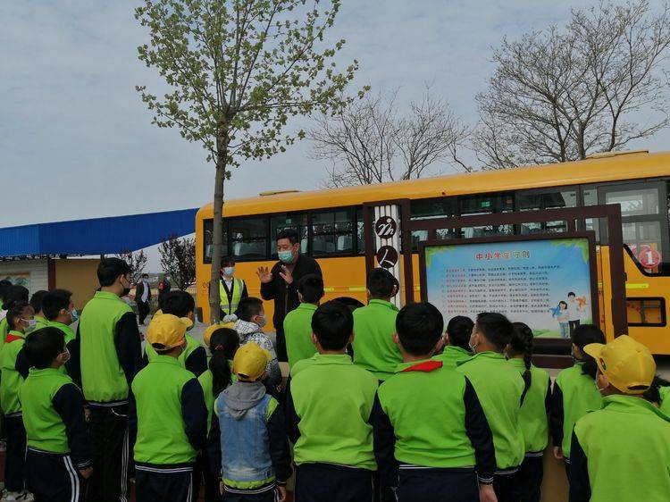 人和完小開展“校車應(yīng)急疏散”演練活動 人和完小開展“校車應(yīng)急疏散”演練活動