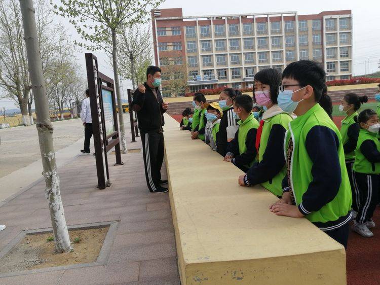 人和完小開展“校車應(yīng)急疏散”演練活動 人和完小開展“校車應(yīng)急疏散”演練活動