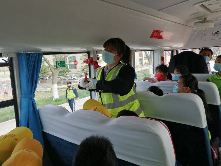 人和完小開展“校車應(yīng)急疏散”演練活動 人和完小開展“校車應(yīng)急疏散”演練活動