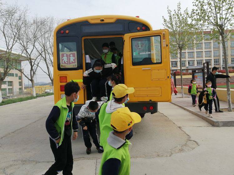 人和完小開展“校車應(yīng)急疏散”演練活動 人和完小開展“校車應(yīng)急疏散”演練活動