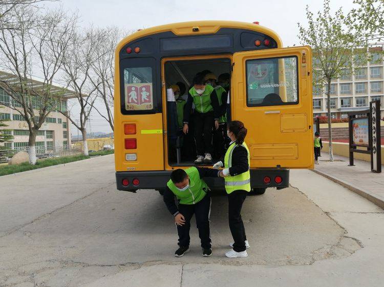 人和完小開展“校車應(yīng)急疏散”演練活動 人和完小開展“校車應(yīng)急疏散”演練活動