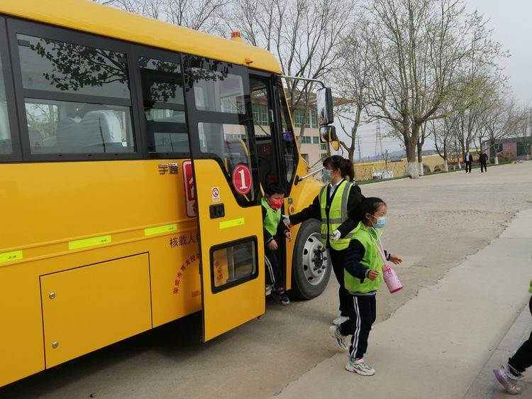 人和完小開展“校車應(yīng)急疏散”演練活動 人和完小開展“校車應(yīng)急疏散”演練活動