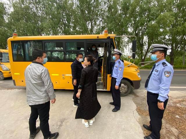 白水公安交警聯(lián)合縣教育局開展“五一”節(jié)前校車安全檢查 白水公安交警聯(lián)合縣教育局開展“五一”節(jié)前校車安全檢查