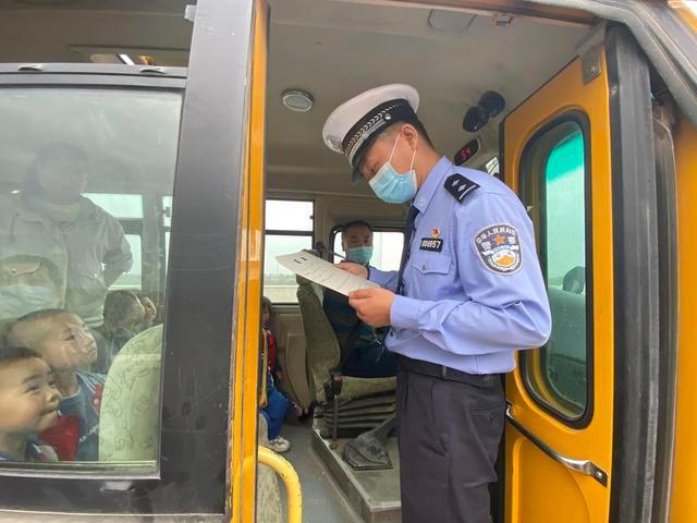 白水公安交警聯(lián)合縣教育局開展“五一”節(jié)前校車安全檢查 白水公安交警聯(lián)合縣教育局開展“五一”節(jié)前校車安全檢查