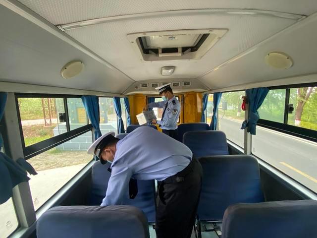 白水公安交警聯(lián)合縣教育局開展“五一”節(jié)前校車安全檢查 白水公安交警聯(lián)合縣教育局開展“五一”節(jié)前校車安全檢查