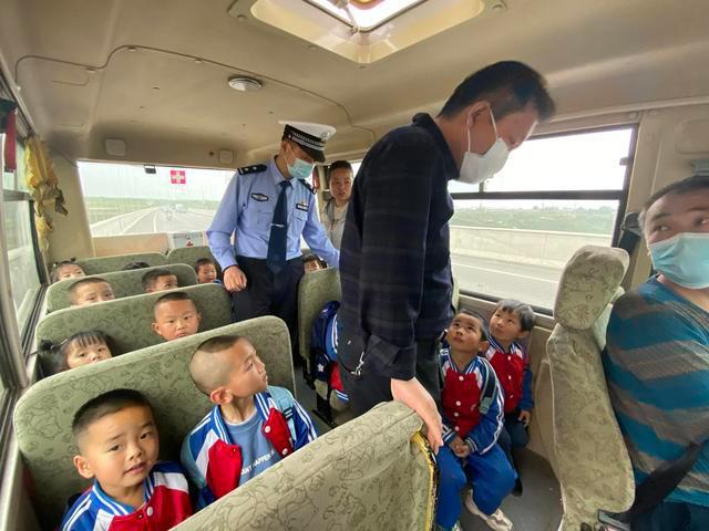 白水公安交警聯(lián)合縣教育局開展“五一”節(jié)前校車安全檢查 白水公安交警聯(lián)合縣教育局開展“五一”節(jié)前校車安全檢查