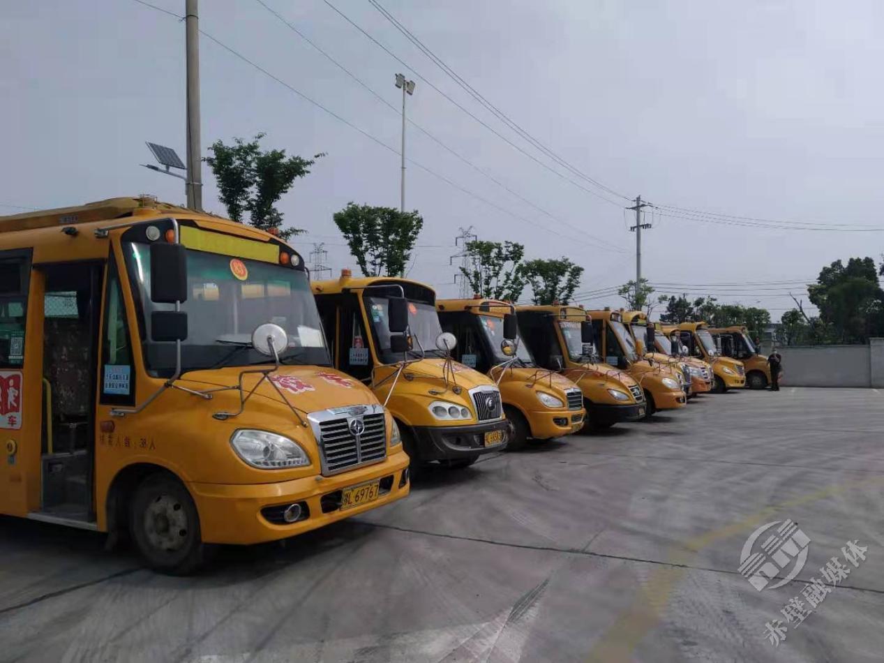 赤壁交警開展上門服務(wù)為校車“體檢” 赤壁交警開展上門服務(wù)為校車“體檢”